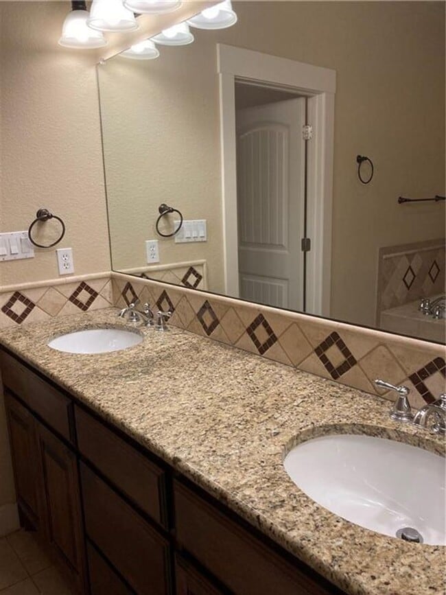 Building Photo - Spacious unit at Sunset Ridge Condos in Tw...