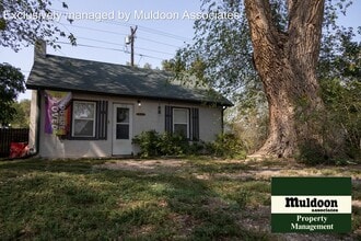 Building Photo - Cute 1.5 story!