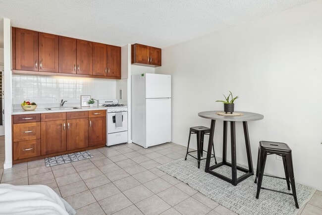 Building Photo - Conveniently Located Studio - Available April 1st