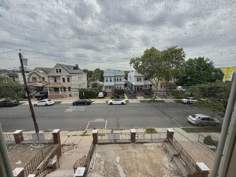 Building Photo - 165 Davis Ave