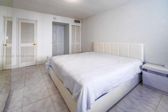 Building Photo - 3140 S Ocean Dr