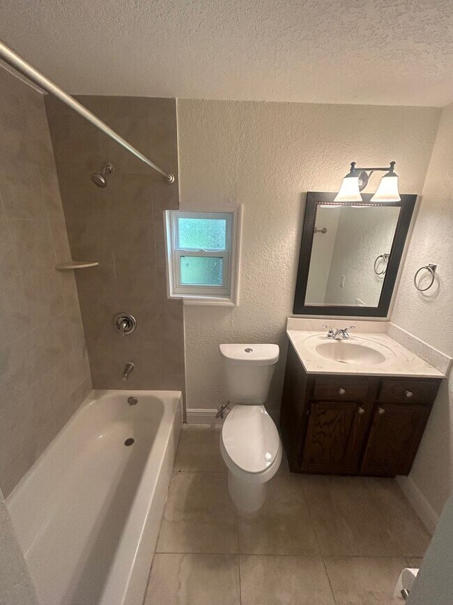 Building Photo - Beautiful 3 Bedroom 2 Bathroom in Sanford FL!