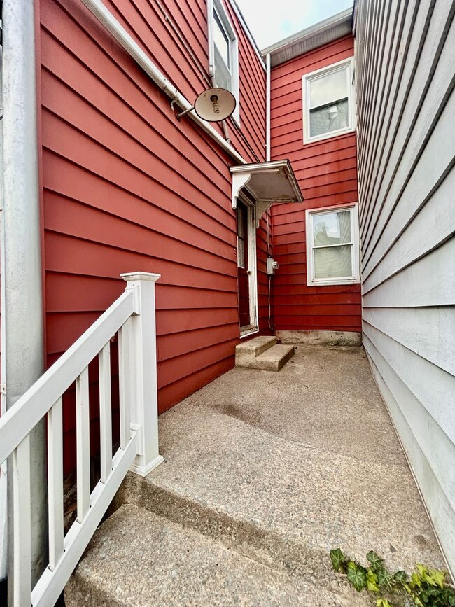 Building Photo - Lovely Two Bedroom Townhouse in Columbia W...