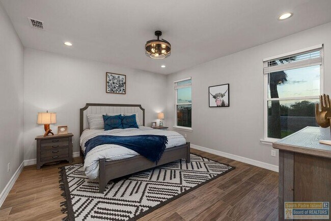Building Photo - 124 Torrey Pines Dr