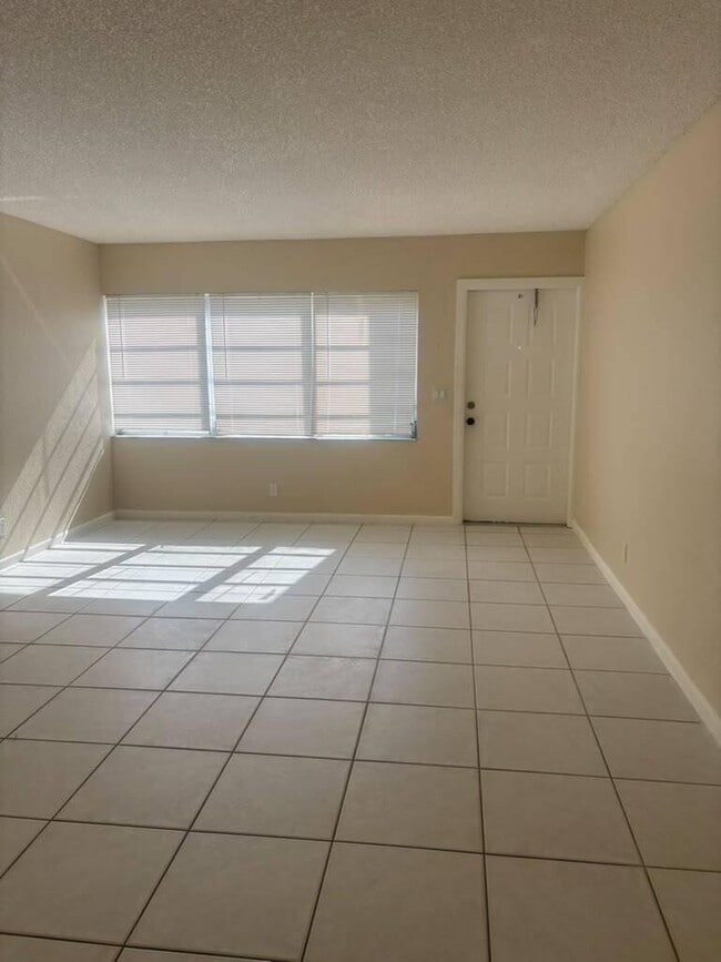 Building Photo - 9980 Twin Lakes Dr