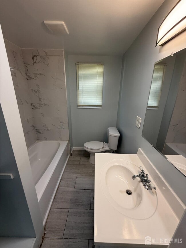 Building Photo - 280 William St