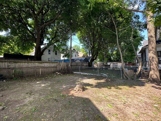 Building Photo - NICE 3 BEDROOMS WITH FULL BATH MOVE-IN READY!