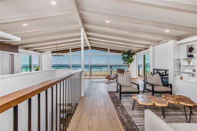 Building Photo - 816 The Strand