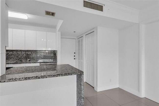 Building Photo - 220 Lakeview Dr