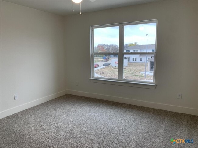 Building Photo - 1862 Royal Loop