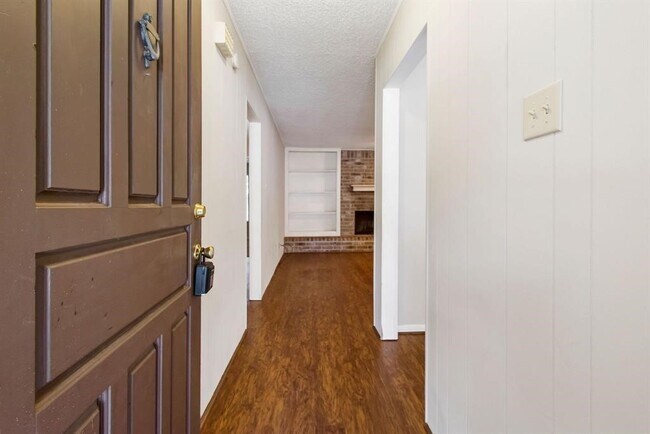 Building Photo - 2106 Rycroft Dr