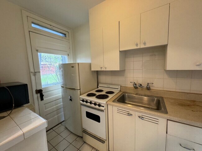 Building Photo - 302 Division St