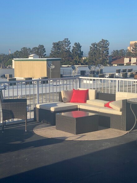 Roof Top lounge Area - 8710 Delgany Ave