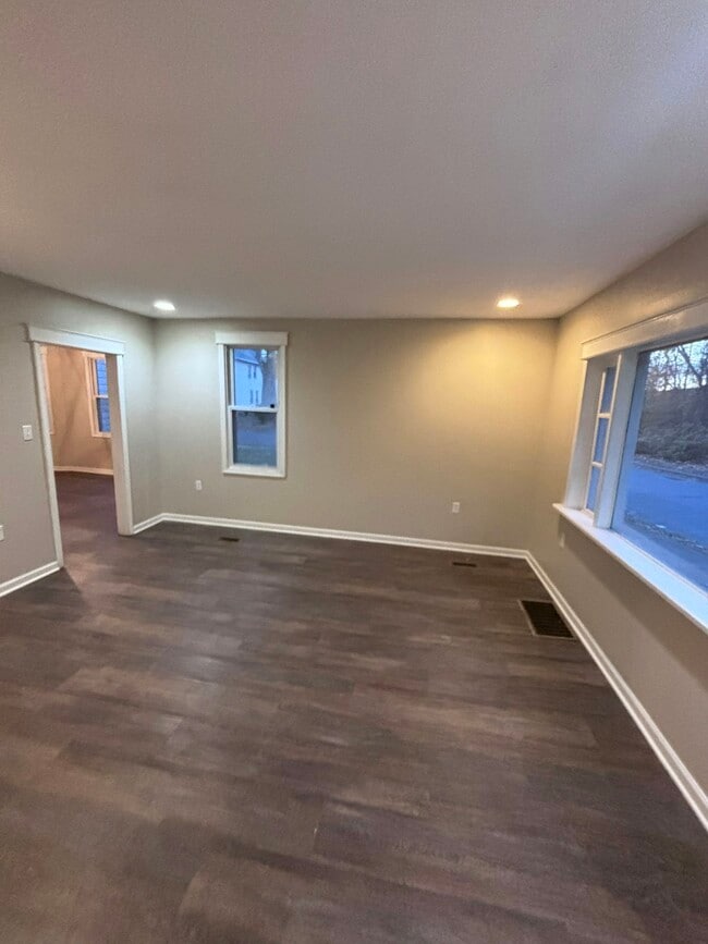 Building Photo - 165 Sharpe St