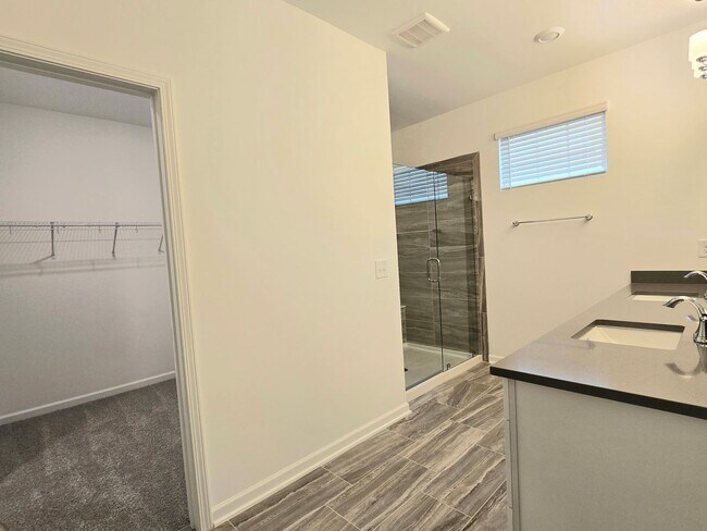 Building Photo - Stunning BRAND NEW 5 Bedroom / 4 Bath Home located in North Ridge