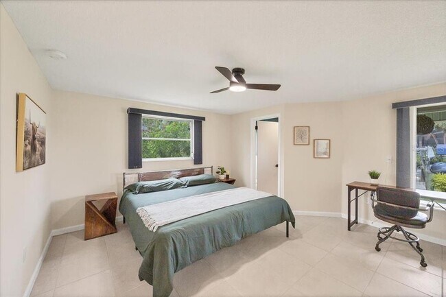 Building Photo - 4696 Pompano St
