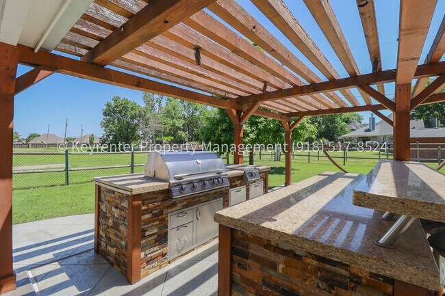 Building Photo - Incredible 4 Bedroom 4 Bath Home in Owasso!!!