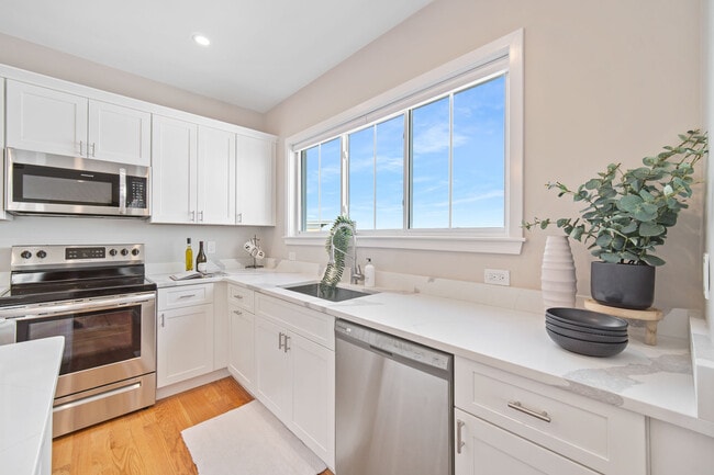 Building Photo - 4 Hecla St