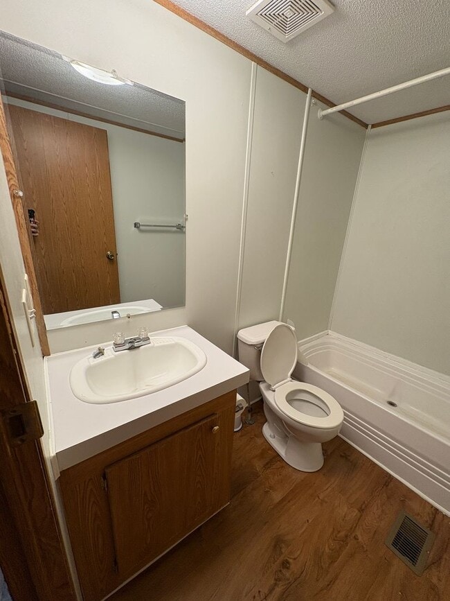 Building Photo - Spacious three bedroom, two bath singlewid...