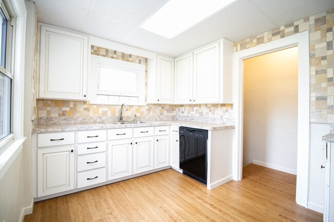 Building Photo - 472 Shasta Dr