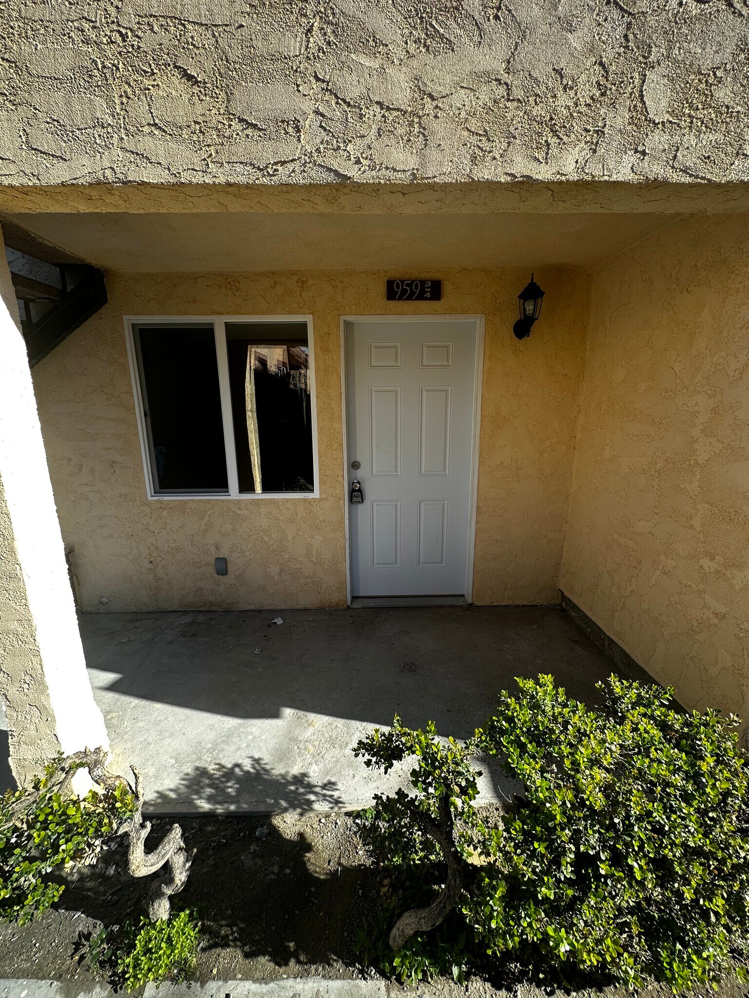 ENTRY - 957 W 45th St