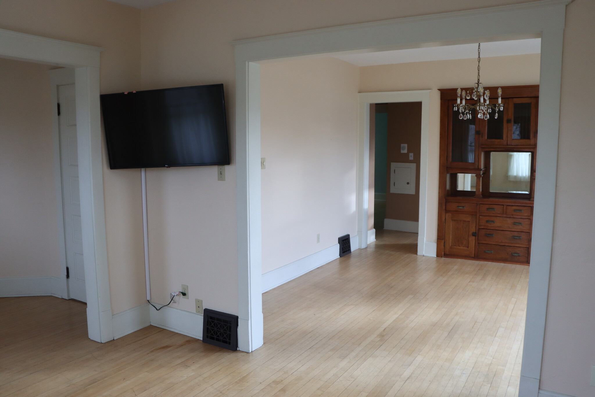 Living / Dining Room - 3262 N Cambridge Ave