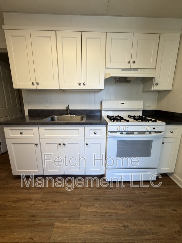 Building Photo - 233 S 4th St