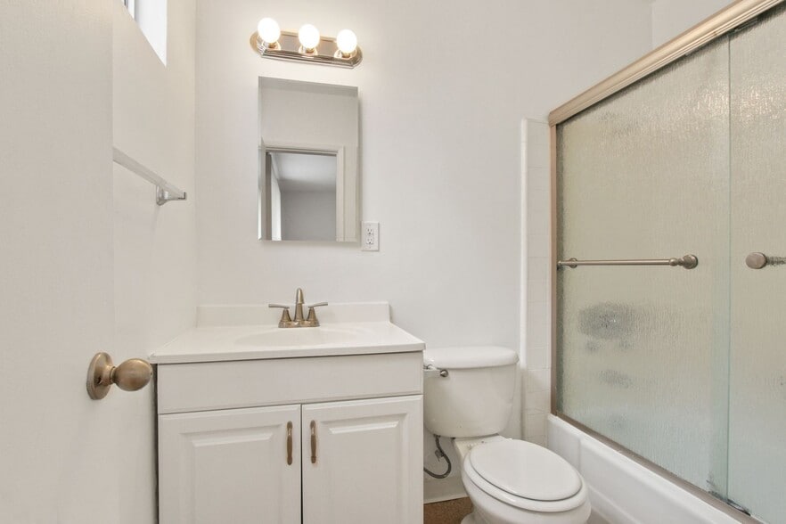 Building Photo - 10910 Santa Monica Blvd