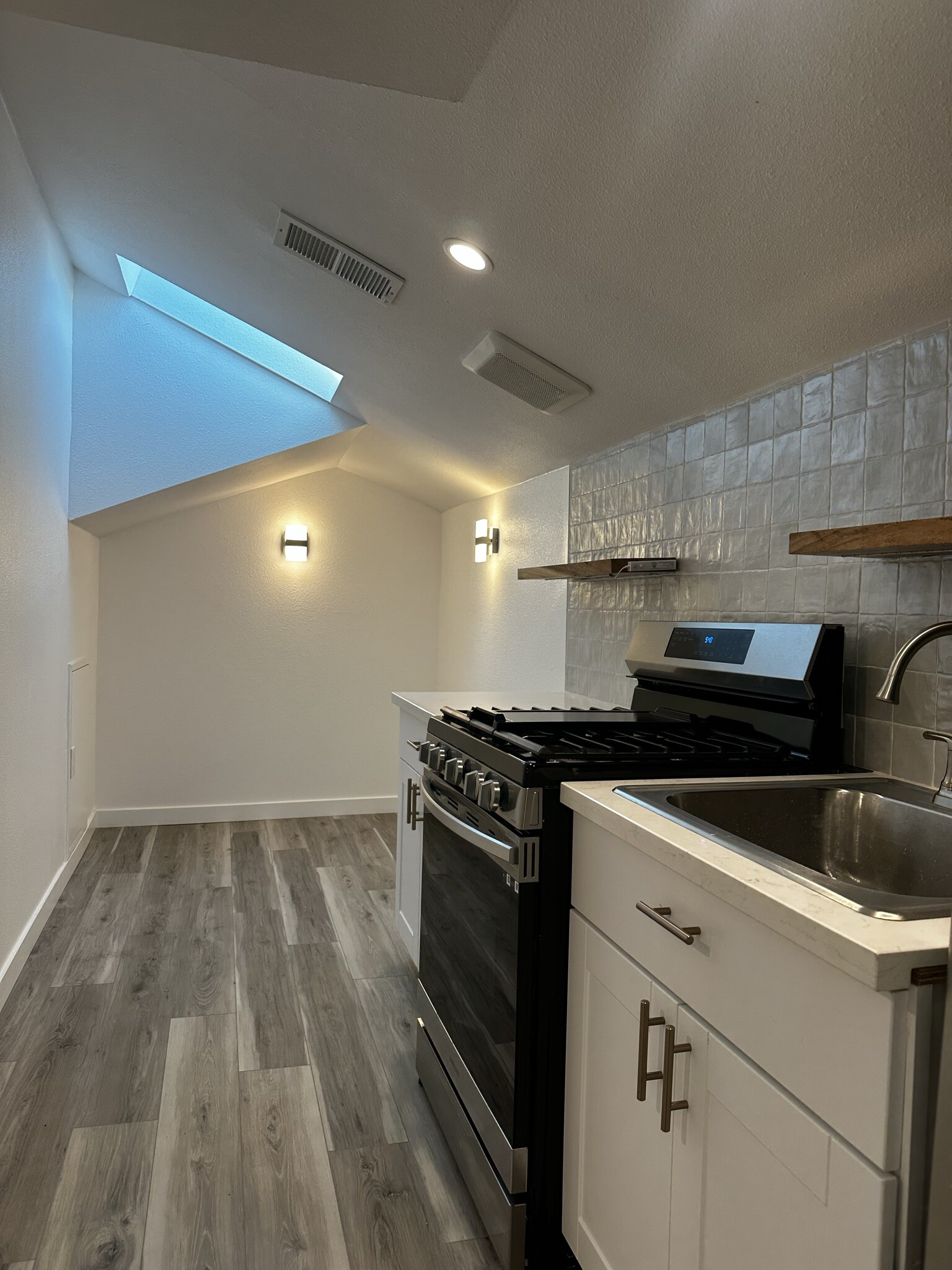 Building Photo - 517 Manzanita St