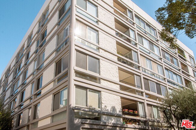 Building Photo - 320 N Maple Dr