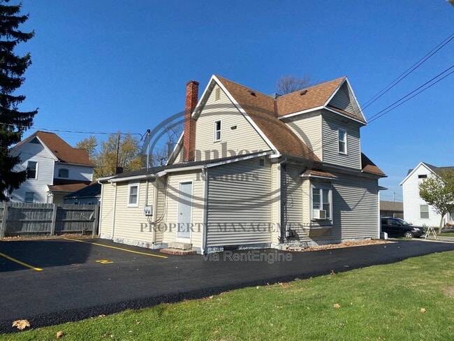 Building Photo - 319 Frazer St