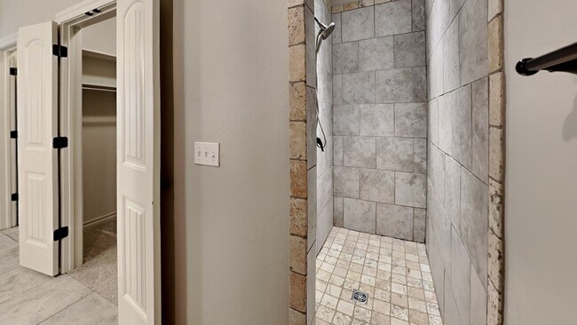 Building Photo - Very Nice 4 Bedroom 2 Bathroom Home in Deer Creek Schools with a Neighborhood Park/Pool