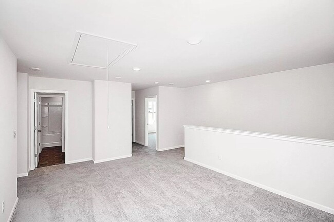 Building Photo - Home with 4 bedrooms, 3 full baths Fence in Yard