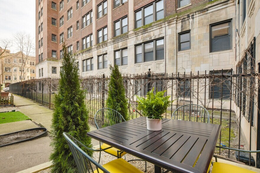 Building Photo - 6242 N Kenmore Ave