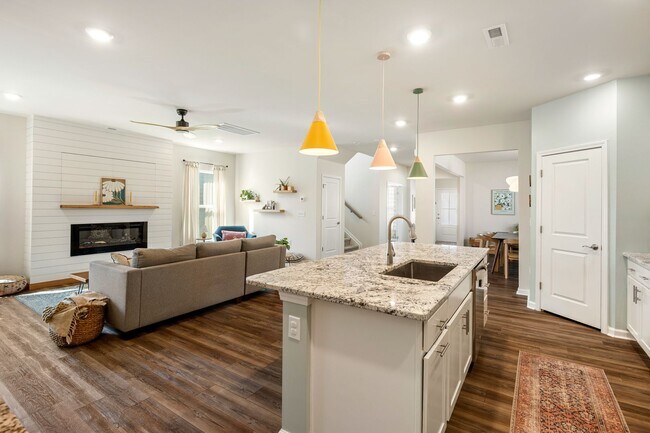 Building Photo - Gorgeous modern craftsman home in South Raleigh!