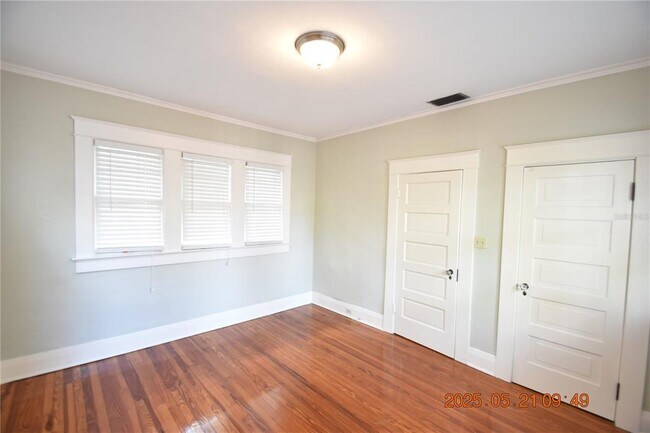 Building Photo - 810 S Packwood Ave