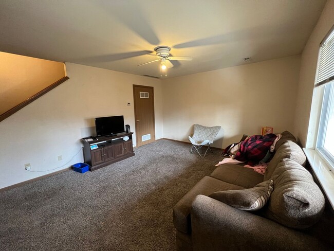 Building Photo - Pre-Leasing for 26/27 School Year