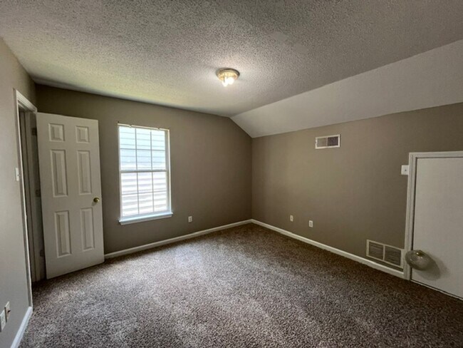 Building Photo - Renovated 3 Bedroom 3 Bath Townhome for Rent!