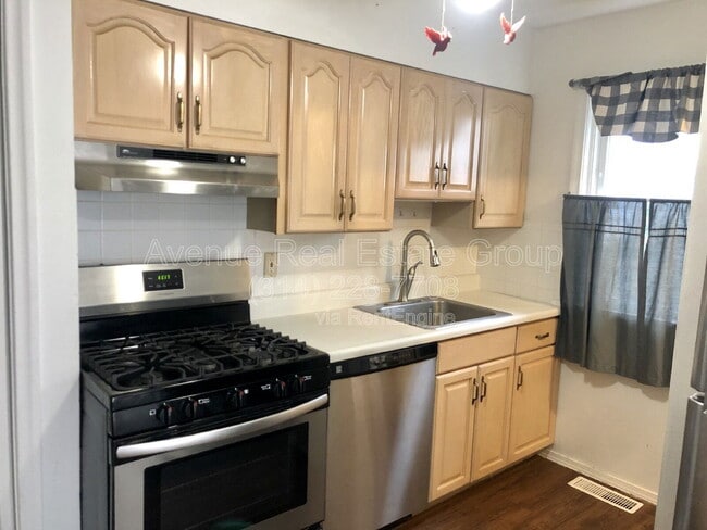 Building Photo - 5242 Parker Ave