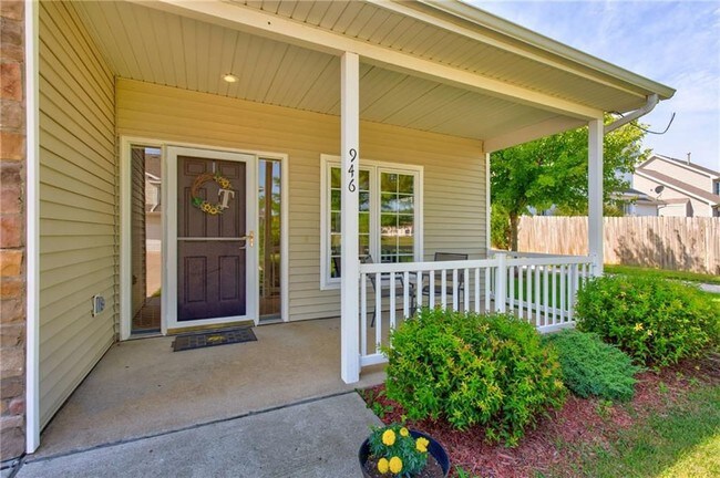 Building Photo - 946 Red Hawk Way SE