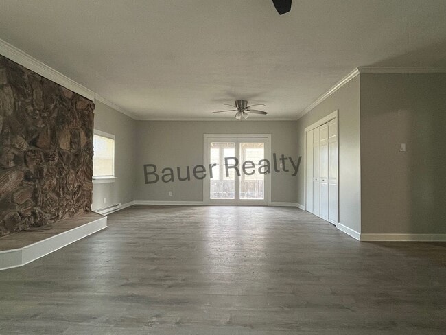Building Photo - Three Bedroom, Plymouth Local Schools