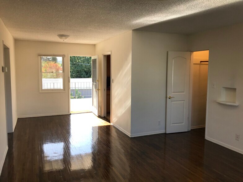 Building Photo - 13744 Burbank Blvd