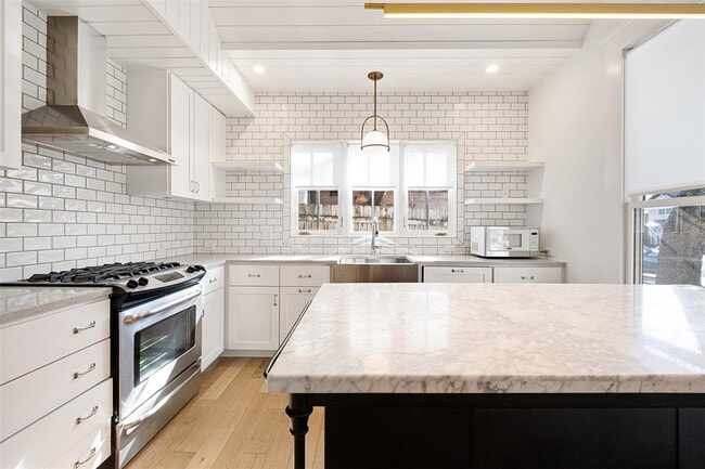 Building Photo - 2606 W 8th St