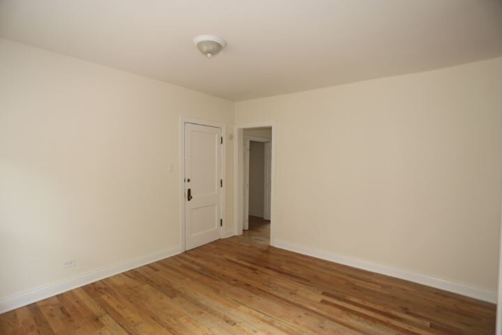 Building Photo - 832 W Waveland Ave