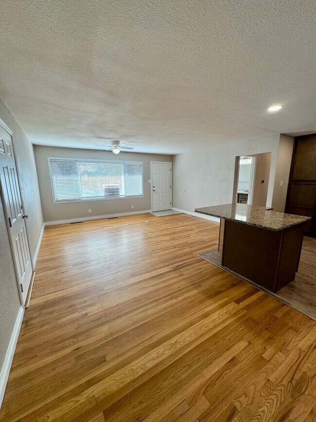 Building Photo - Charming 3 bedroom/2 bath close to UCCS