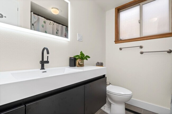 Building Photo - Old Town Duplex!