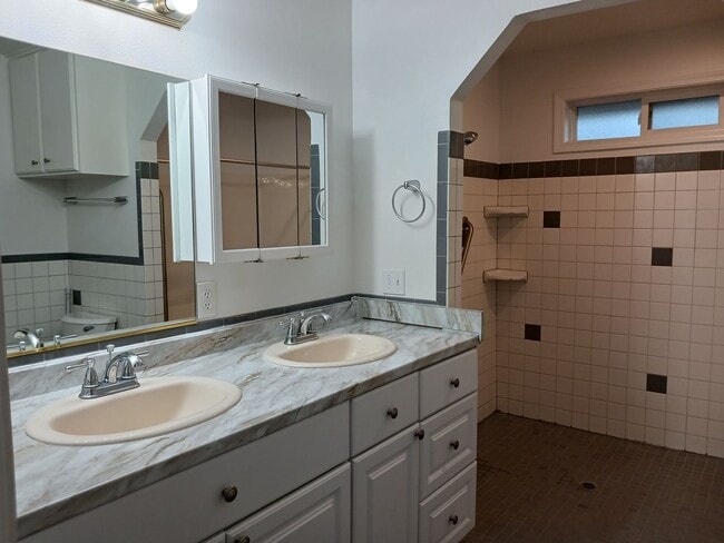 Building Photo - Beautiful Unique 4 Bedroom home with a loft & 3 full bathrooms! Move In Special $500 off first mo...