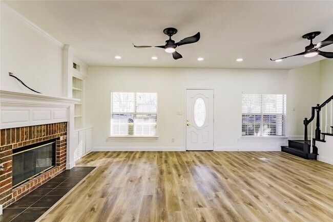 Building Photo - 1306 Lakeside Dr