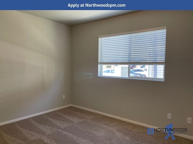 Building Photo - Newer Very Nice 2 Bedroom 1 Bathroom Downs...