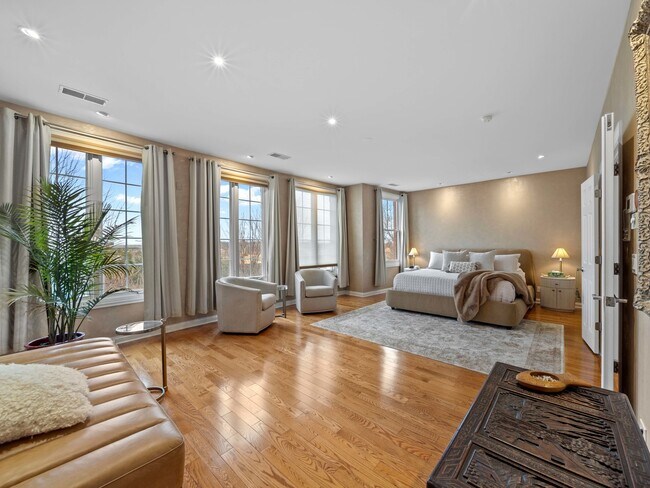 Building Photo - 2048 Valor Ct